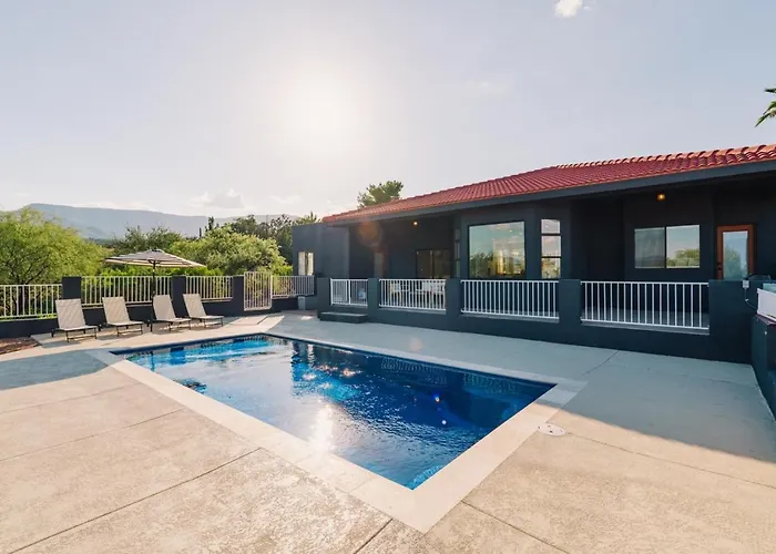 Luxury 5br Retreat With Pool And Panoramic Views