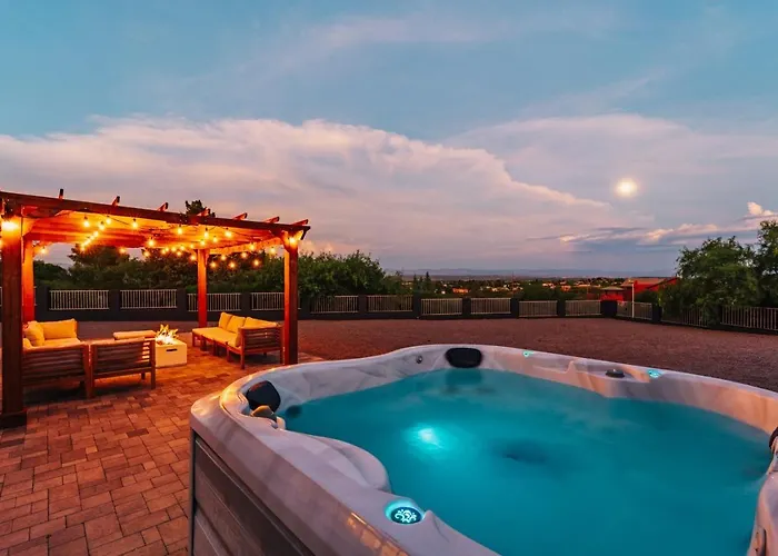 Luxury 5br Retreat With Pool And Panoramic Views *