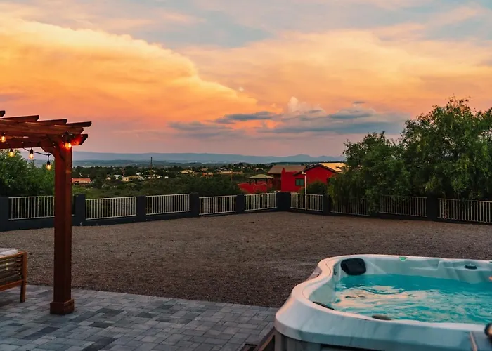 Luxury 5br Retreat With Pool And Panoramic Views