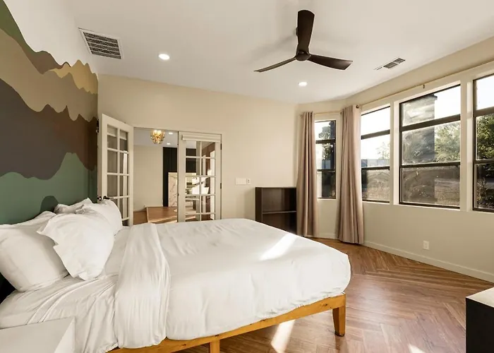 Luxury 5br Retreat With Pool And Panoramic Views