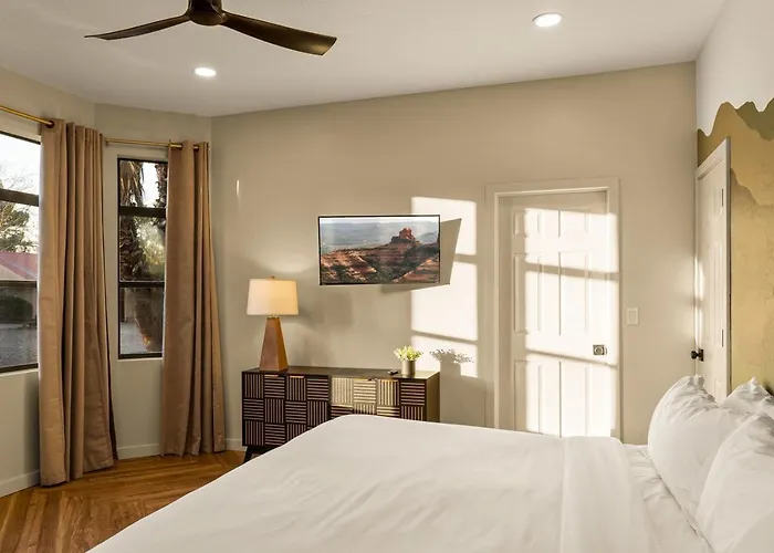 Luxury 5br Retreat With Pool And Panoramic Views *