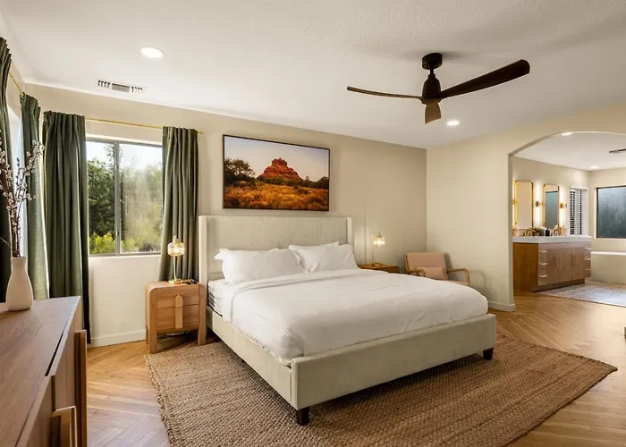 Luxury 5br Retreat With Pool And Panoramic Views