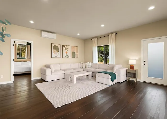 Luxury 5br Retreat With Pool And Panoramic Views *