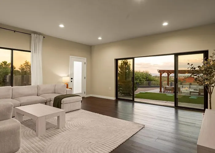 Luxury 5br Retreat With Pool And Panoramic Views
