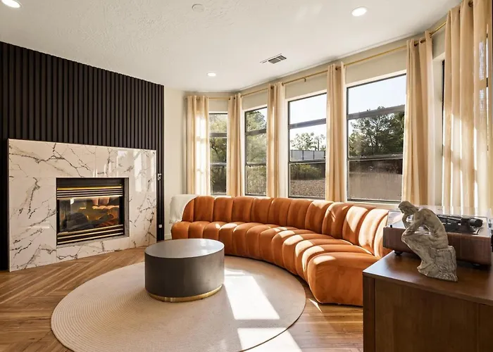 Luxury 5br Retreat With Pool And Panoramic Views