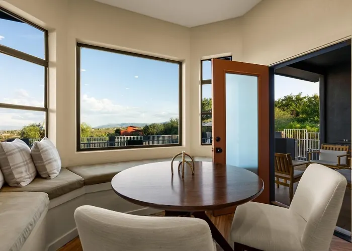 Luxury 5br Retreat With Pool And Panoramic Views Holiday home