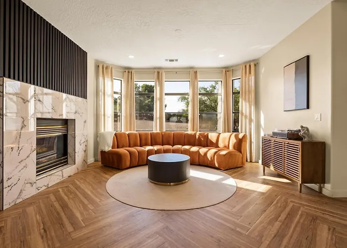Luxury 5br Retreat With Pool And Panoramic Views *