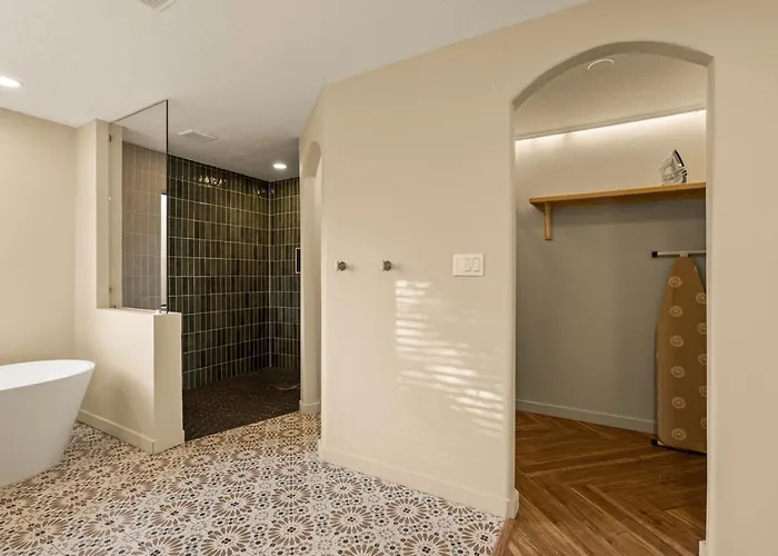 Luxury 5br Retreat With Pool And Panoramic Views
